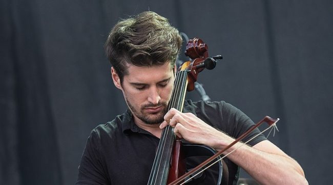 800px-2017_RiP_-_2Cellos_-_Luka_Sulic_-_by_2eight_-_8SC1287